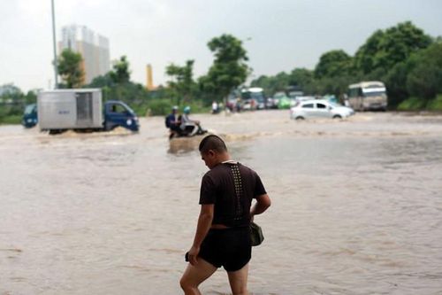 Đại lộ Thăng Long ngập sâu, cấm phương tiện qua đoạn đường gom dài 2km