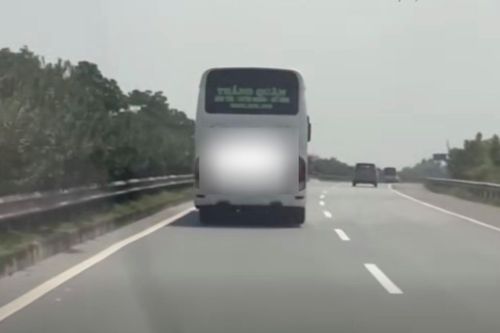 Chạy 'rùa bò' bám làn trái cao tốc, tài xế ô tô bị CSGT ghi hình xử phạt