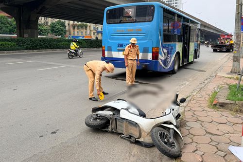 Cô gái bị xe buýt cán qua cánh tay ở Hà Nội, CSGT rà soát camera tìm nguyên nhân
