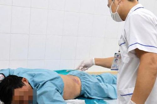 Cứu người đàn ông điện giật, ngã từ độ cao gần 4m, chấn thương cột sống nặng