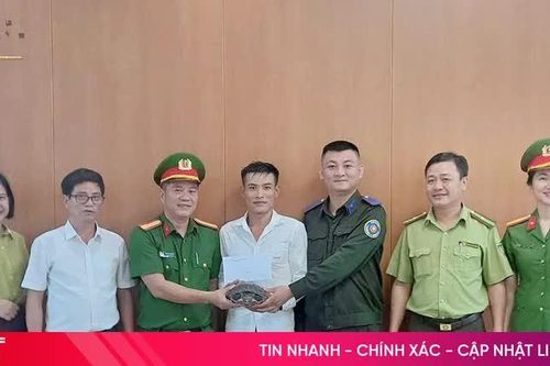 Người dân bàn giao cá thể rùa cổ sọc cho ngành chức năng
