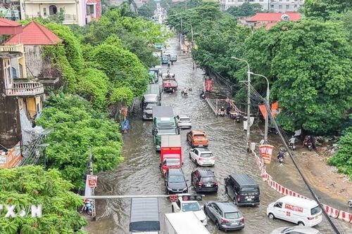 Hà Nội phân luồng giao thông qua các vị trí ngập úng ở xã Hạ Bằng, Hòa Lạc