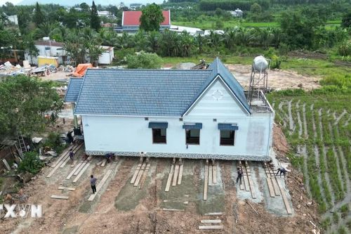 Di dời nguyên trạng căn nhà 300 tấn để mở đường kết nối sân bay Long Thành