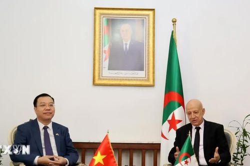 Đại sứ Vũ Duy Long chào xã giao Tổng Bí thư Đảng Mặt trận Giải phóng Dân tộc Algeria