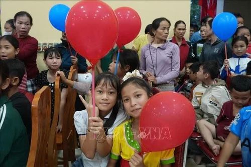 'Vầng trăng yêu thương' đến với trẻ em vùng biên
