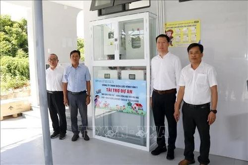 Trao hệ thống pin năng lượng mặt trời mái nhà tặng Trường Tiểu học Vĩnh Hảo