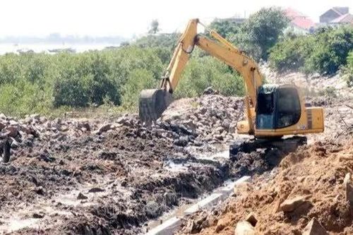 Gấp rút gia cố đê kè, bảo vệ hàng nghìn hộ dân trước mùa lũ