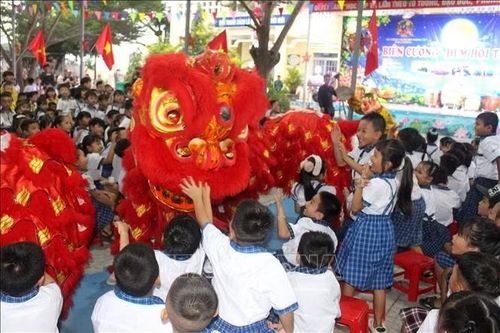 Mang Trung thu đến sớm cho trẻ em vùng biên, hải đảo và bệnh nhi