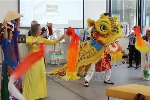 'Mẹ ơi'-từ trang thơ đến giai điệu tình mẫu tử tại thủ đô nước Pháp