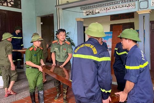 Sau lũ, người dân trở về dọn nhà, học sinh trở lại lớp