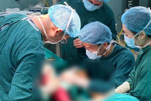 Chườm nóng, người đàn ông 48 tuổi suýt mất cả hai bàn chân