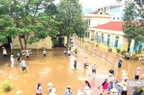 Giáo viên mầm non ở lại trường, đội đèn dọn vệ sinh sau lũ đón trẻ
