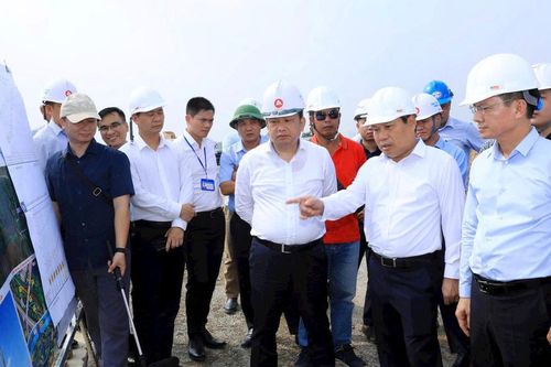 Chủ tịch Hà Nội: Tuyệt đối không để có mặt bằng nhưng nhà thầu triển khai chậm tiến độ