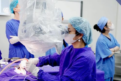 Bé trai 9 tuổi tổn thương tai nghiêm trọng vì cố lấy viên bi mắc trong tai