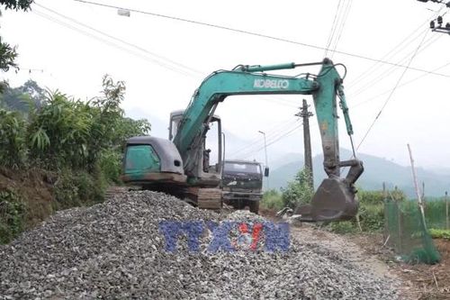 Lào Cai tăng tốc thi công làm đường giao thông nông thôn