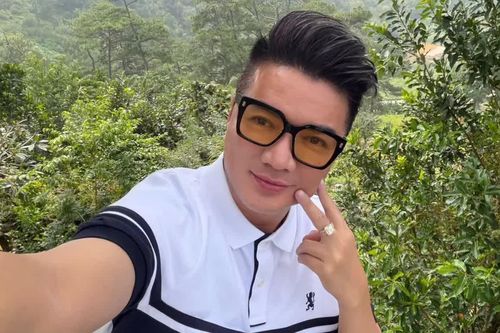 Đàm Vĩnh Hưng bị khán giả hung hăng lao lên sân khấu, trợ lý kẹp cổ lôi đi