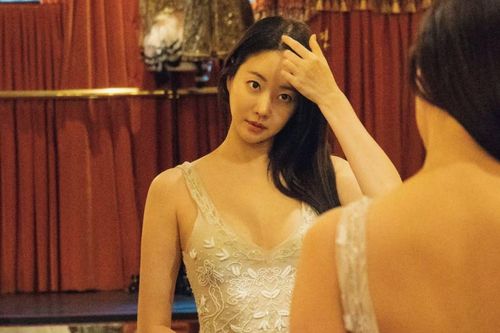 Kim Sa Rang gây xôn xao với loạt ảnh thử váy cưới ở New York