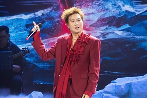 'Dậy sóng' với clip cảm ơn của ca sĩ Vương Anh Tú