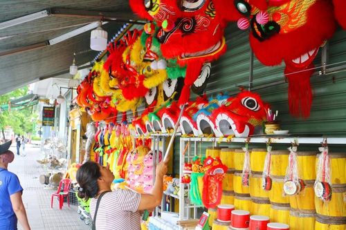 Rực rỡ sắc màu 'phố đầu lân' lâu đời nhất xứ Huế