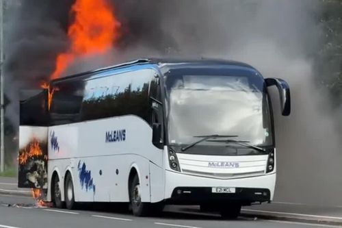 Xe buýt chở CĐV Celtic cháy dữ dội sau trận gặp Rangers