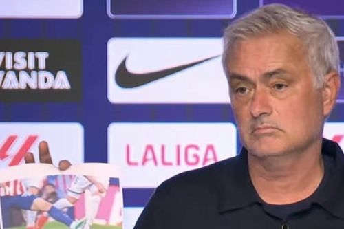 HLV Mourinho đem ảnh vào phòng họp báo, chỉ trích trọng tài xử ép Real Madrid