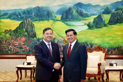 Phó Thủ tướng Thường trực Phạm Gia Túc chào Tổng Bí thư, Chủ tịch nước và Thủ tướng Lào