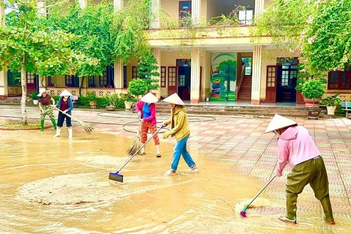 Thanh Hóa: Khẩn trương dọn bùn đất, khôi phục cuộc sống sau mưa lũ