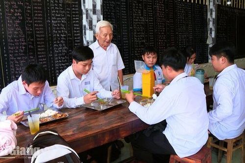 Vĩnh Trạch giữ lửa nhà ăn tình thương đầu năm học mới