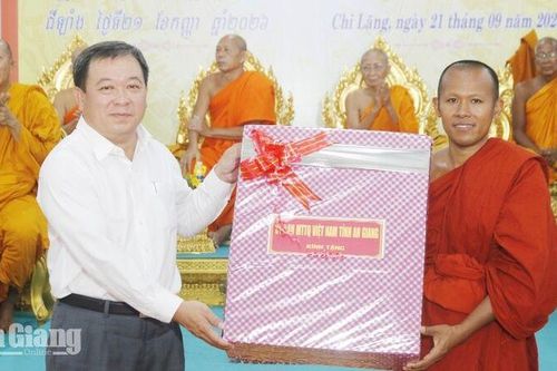 Phó Chủ tịch Thường trực Ủy ban MTTQ Việt Nam tỉnh An Giang chúc mừng tân trụ trì chùa Krăng Chay