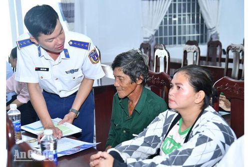 Chương trình “Cảnh sát biển đồng hành với ngư dân” tại đặc khu Kiên Hải
