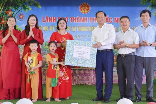 Phó Chủ tịch UBND thành phố Bắc Ninh Phạm Văn Thịnh tặng quà Tết Trung thu cho trẻ em Trường Mầm non Bồng Lai