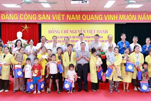Chủ tịch HĐND thành phố Bắc Ninh Nguyễn Việt Oanh thăm, tặng quà người cao tuổi phường Đa Mai và Bệnh viện Sản - Nhi số 1