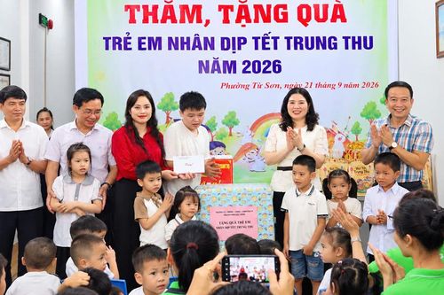 Phó Trưởng Đoàn đại biểu Quốc hội thành phố Trần Thị Vân tặng quà trẻ em tại Trung tâm giáo dục hòa nhập Bắc Ninh
