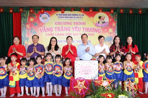Phó Chủ tịch HĐND thành phố Nghiêm Xuân Hưởng tặng quà trẻ em Trường Mầm non Tự Lạn số 2