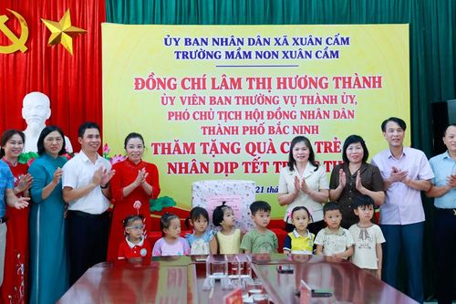 Phó Chủ tịch HĐND thành phố Lâm Thị Hương Thành tặng quà Trung thu học sinh Trường Mầm non Xuân Cẩm