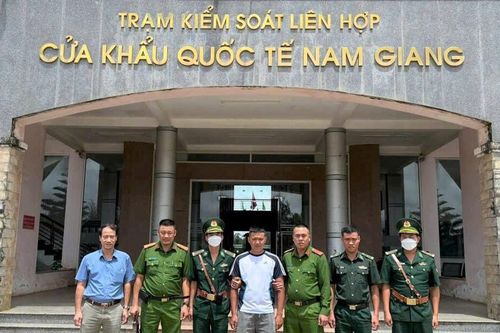 Vận động đối tượng truy nã đặc biệt từ Lào về Việt Nam đầu thú