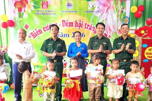 Trao hơn 200 suất quà cho trẻ em xã biên giới Đắc Pring