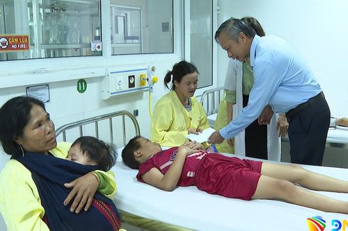 Lãnh đạo HĐND thành phố tặng quà Trung thu cho thiếu nhi tại phường Bàn Thạch