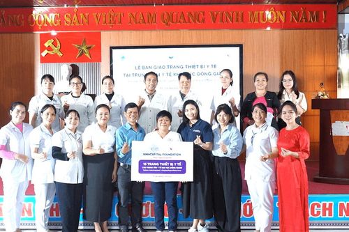 Trao tặng 15 thiết bị y tế thiết yếu cho Trung tâm Y tế khu vực Đông Giang