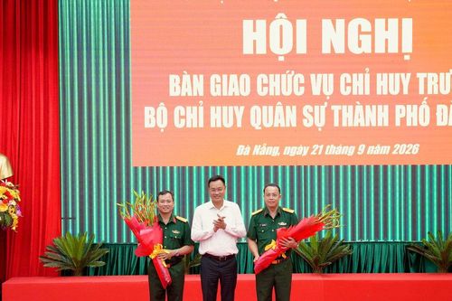 Bàn giao chức vụ Chỉ huy trưởng Bộ Chỉ huy Quân sự thành phố Đà Nẵng