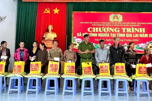Trao 40 phần quà cho người dân, học sinh xã Ayun