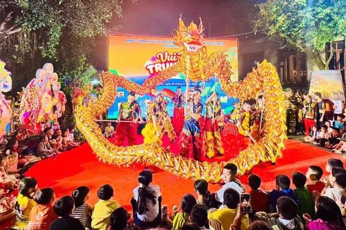 Rộn ràng đêm hội “Sắc màu Trung thu - Lung linh phố núi”