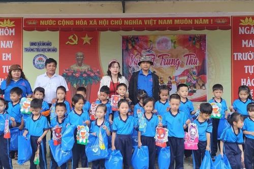 Hơn 640 suất quà Trung thu trao tặng học sinh tiểu học xã Ân Hảo