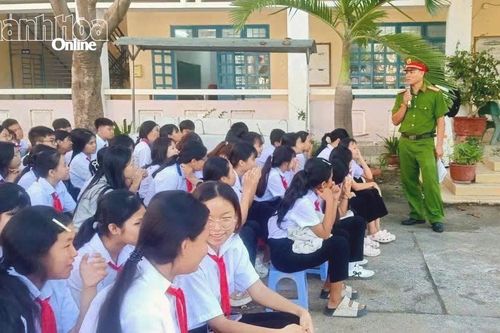 Gần 1.000 học sinh và giáo viên Trường THCS Ninh Phước được tuyên truyền pháp luật