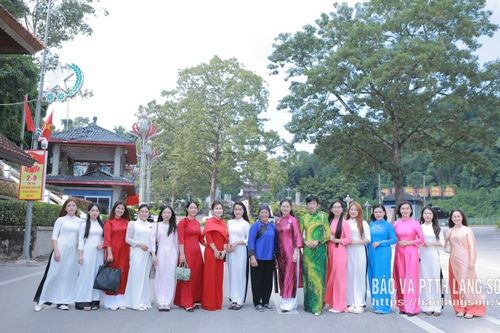 Đoàn đại biểu Hội LHPN tỉnh tham dự Vòng chung kết Cuộc thi thương mại điện tử xuyên biên giới Trung - Việt năm 2026