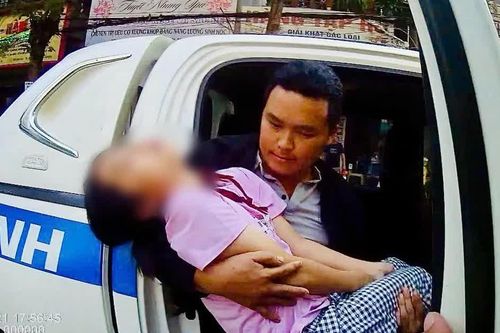 CSGT Lào Cai kịp thời đưa cháu bé khó thở đến bệnh viện cấp cứu