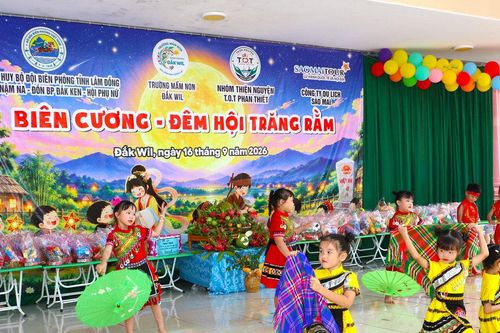 Ấm áp 'Biên cương - Đêm hội trăng rằm' nơi biên giới