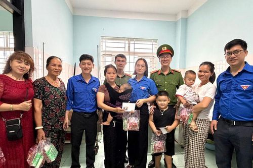 Ấm áp trung thu cùng bệnh nhi tại Bệnh viện Đa Khoa Đắk Nông