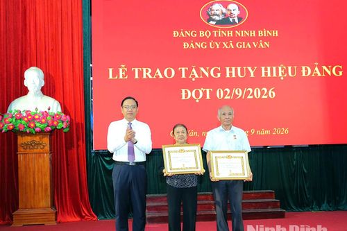 Đảng ủy xã Gia Vân tổ chức Lễ trao tặng Huy hiệu Đảng cho đảng viên