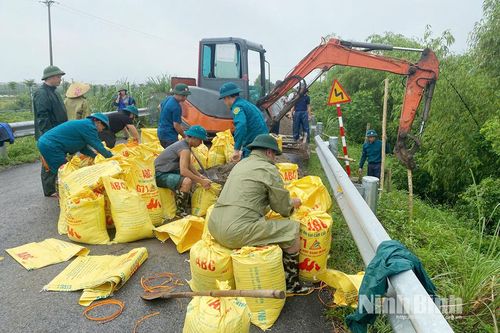Phân luồng giao thông bảo đảm an toàn do sự cố sạt lở mái taluy tại phường Nguyễn Úy